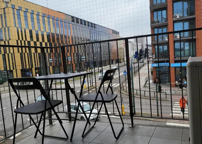 Balkon ze stolikiem i widokiem na miasto