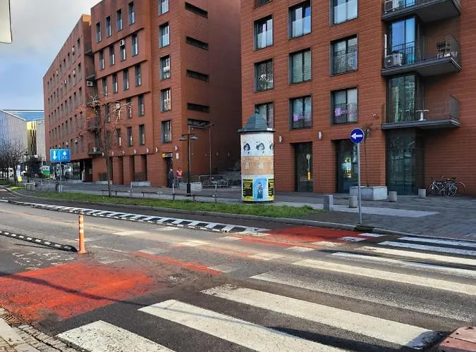 Ceglany budynek przy ul. Szlak 50