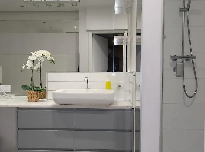 Łazienka z umywalką i orchideą